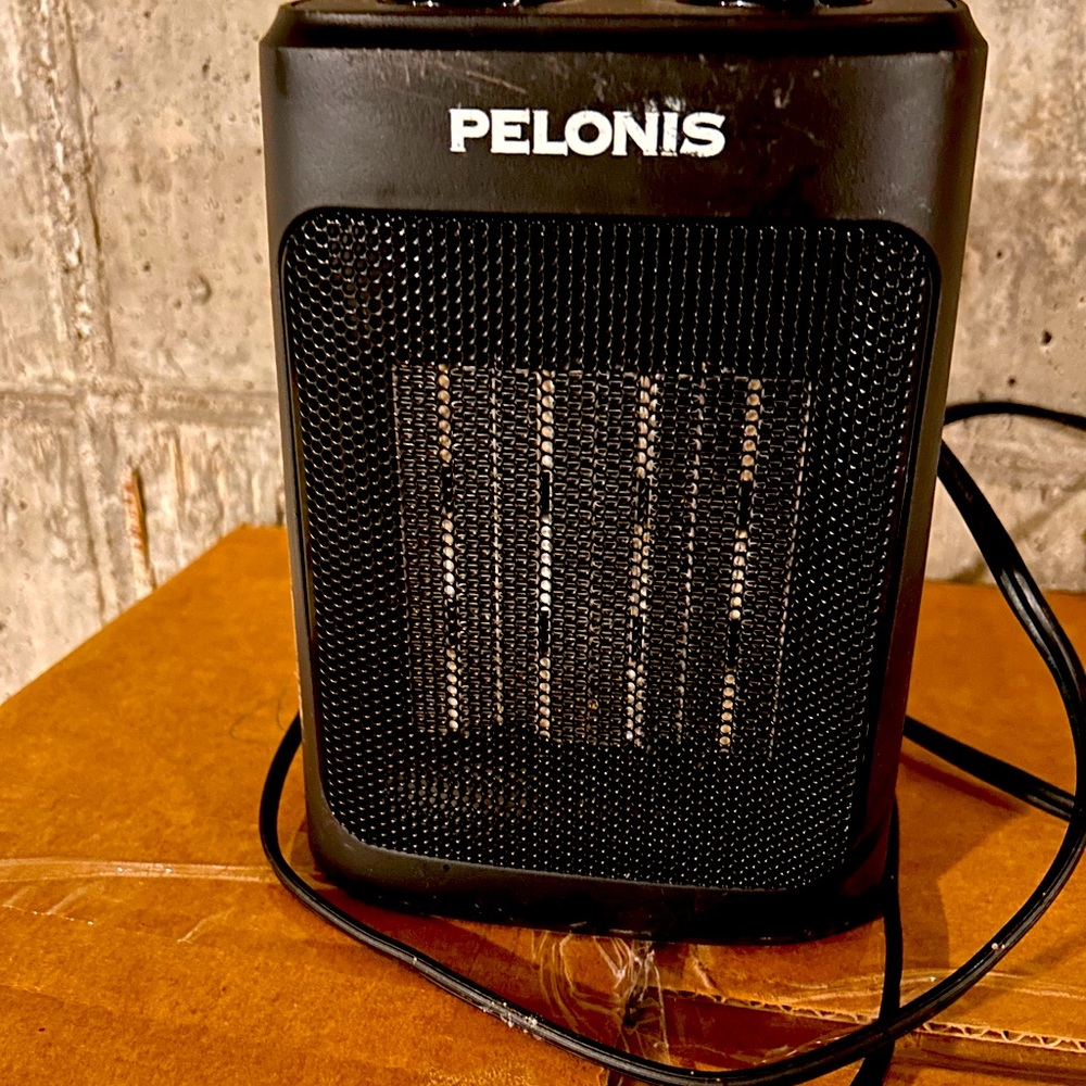 Pelonis 1500 W 9" Electric Personal Ceramic Space Heater with Thermostat No box.
